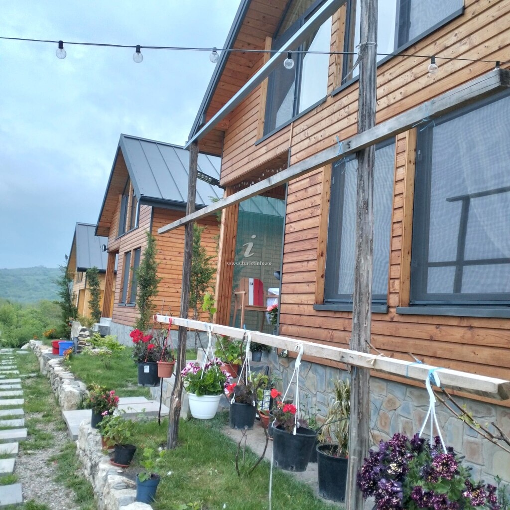 Căsuțe tip camping La Rasay Chalet