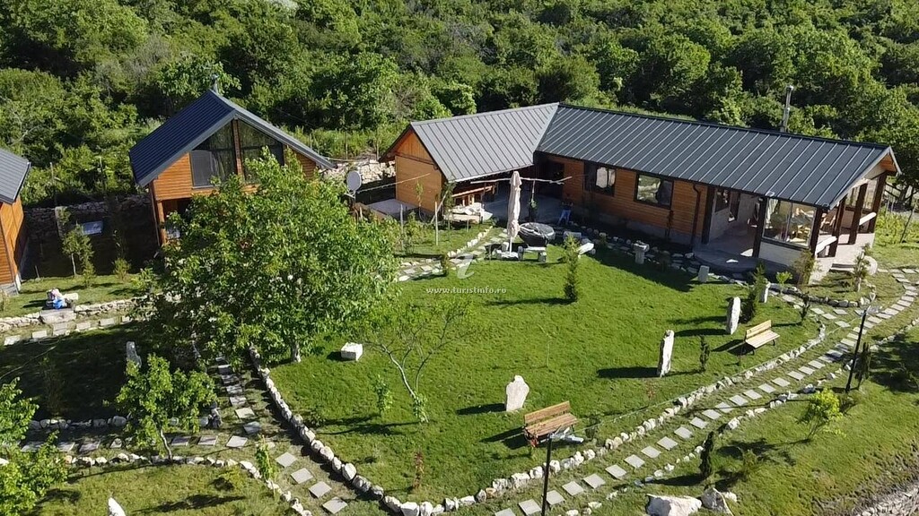 Căsuțe tip camping La Rasay Chalet