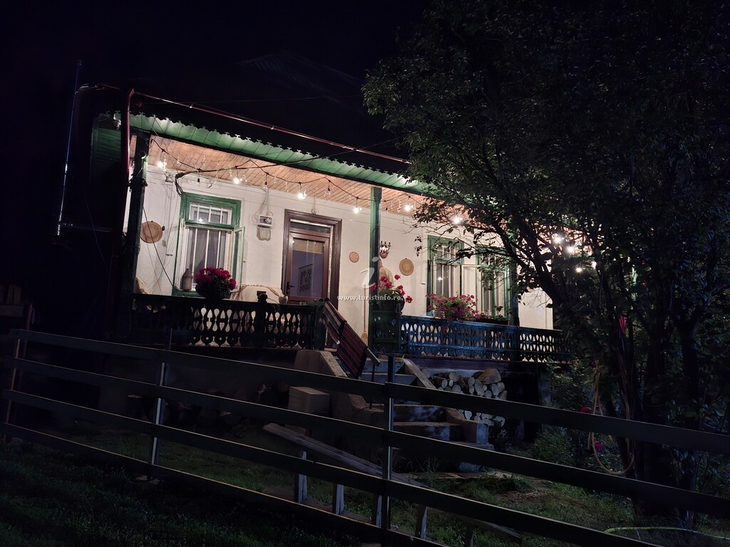 Căsuța cu Prispă