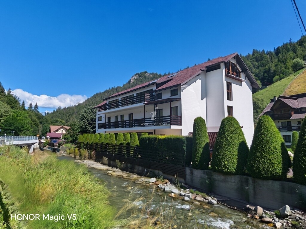 Pensiunea House of River