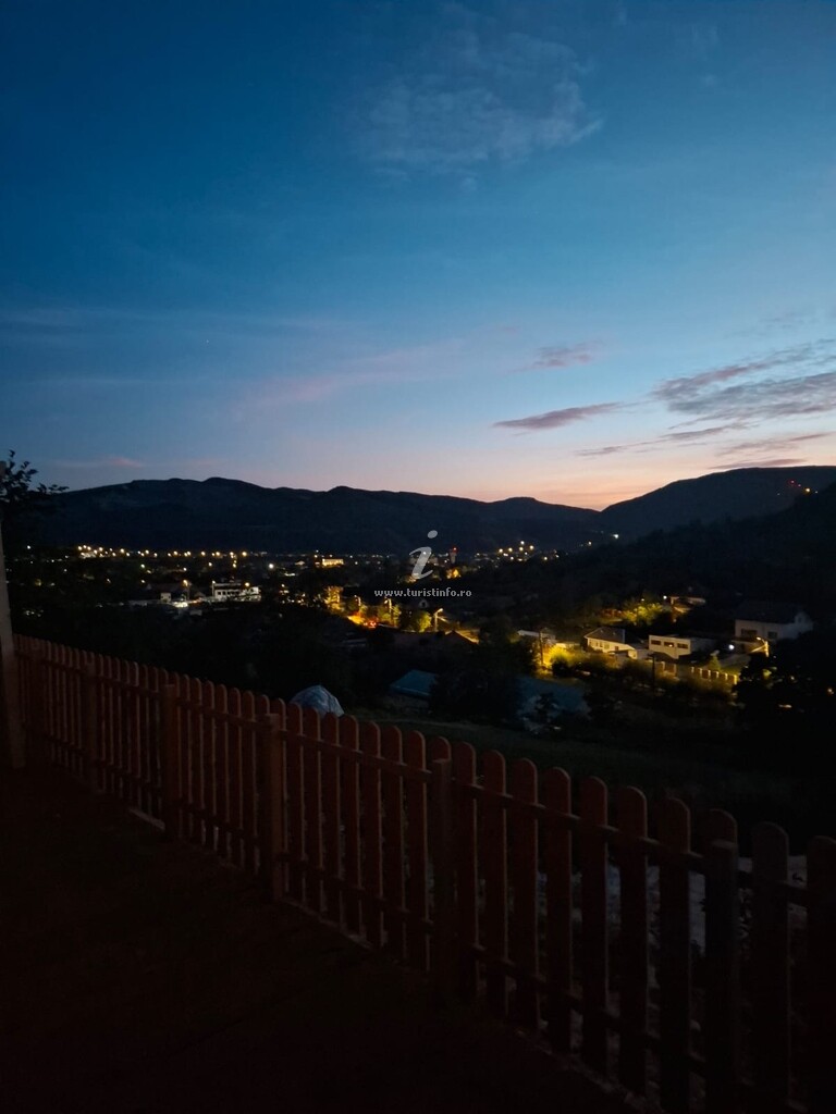 Căsuța Hobbit’s Village