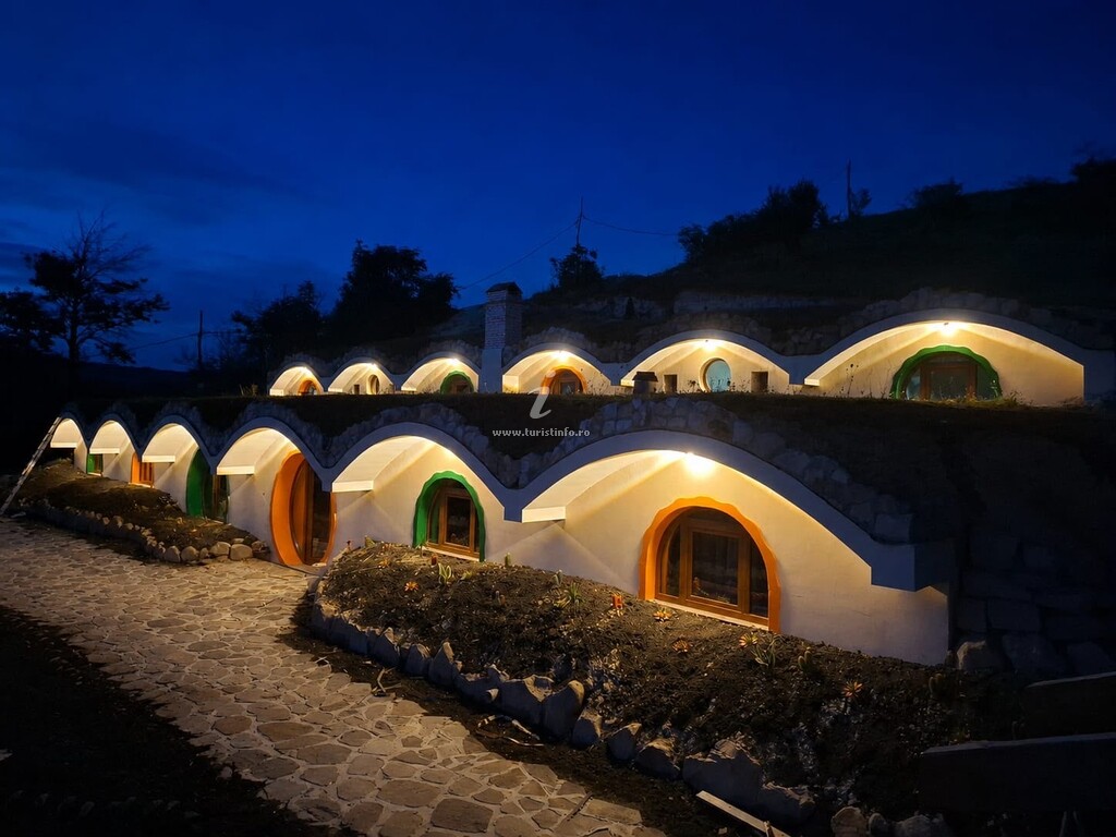 Căsuța Hobbit’s Village