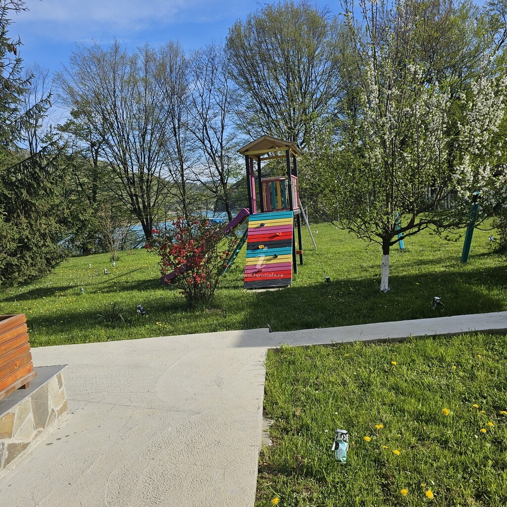 Casa de lângă Lac 1