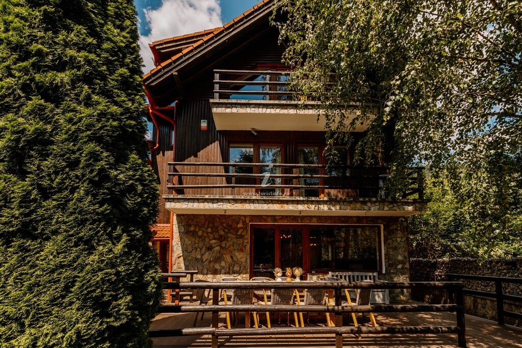 Iris Chalet