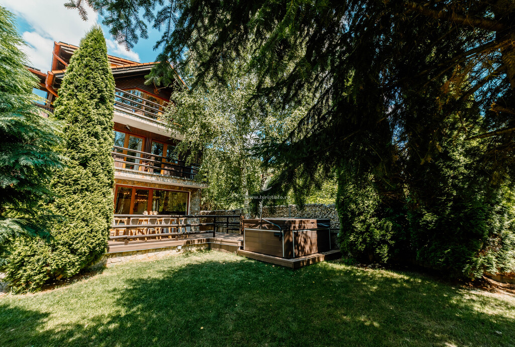 Iris Chalet
